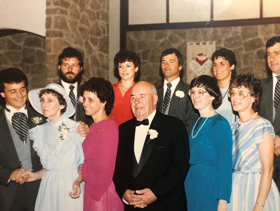 Le sénateur MacDonald (en bas à gauche) avec ses parents et ses frères et sœurs en 1984