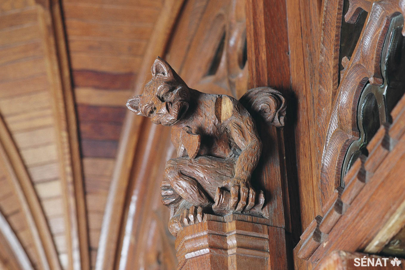 De l’autre côté de la porte, une grotesque munie d’une hachette surveille les allées et venues.