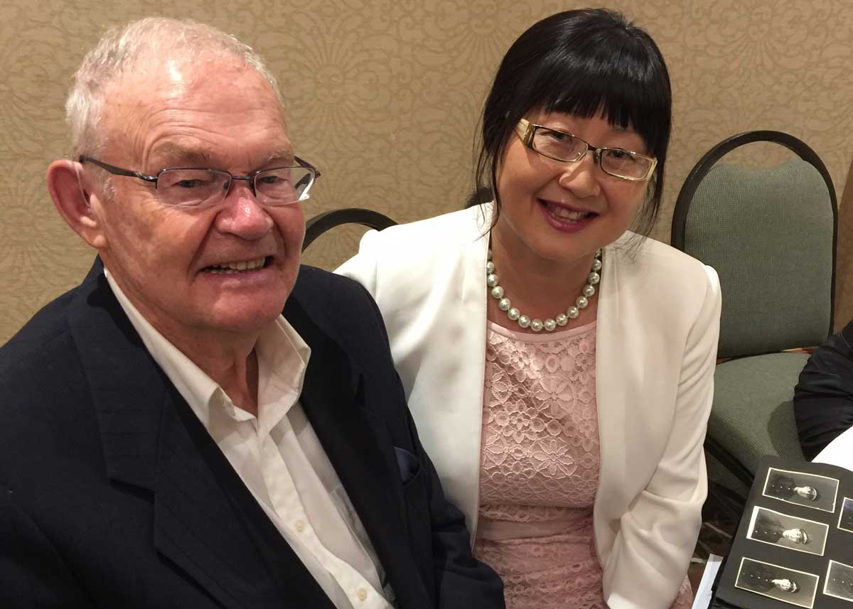 La sénatrice Yonah Martin et le Dr Hugh Bacon consultent un album de fin d’année qui appartenait à son père, le capitaine Roland Bacon (Crédit photo : Bureau de la sénatrice Martin)