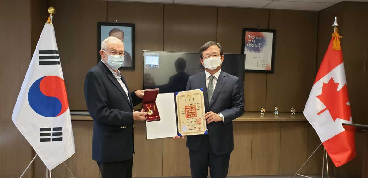 Le Dr Hugh Bacon, le fils du capitaine Roland Bacon, reçoit l’Ordre du mérite de la Fondation nationale au consulat de Corée à Vancouver le 24 septembre 2020. (Crédit photo : Elizabeth Pearl Bacon)