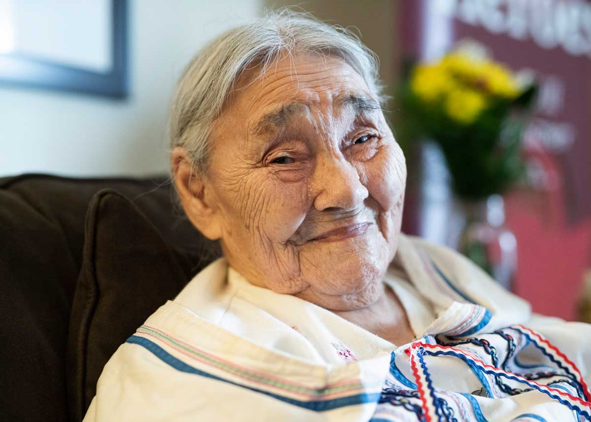 Au cours d’une cérémonie tenue le 27 janvier 2020 au Musée canadien de l’histoire, le gouvernement fédéral a officiellement rendu hommage à Qapik Attagutsiak pour sa contribution lors de la Deuxième Guerre mondiale. Qapik avait alors 99 ans. (Crédit photo : Presse canadienne)