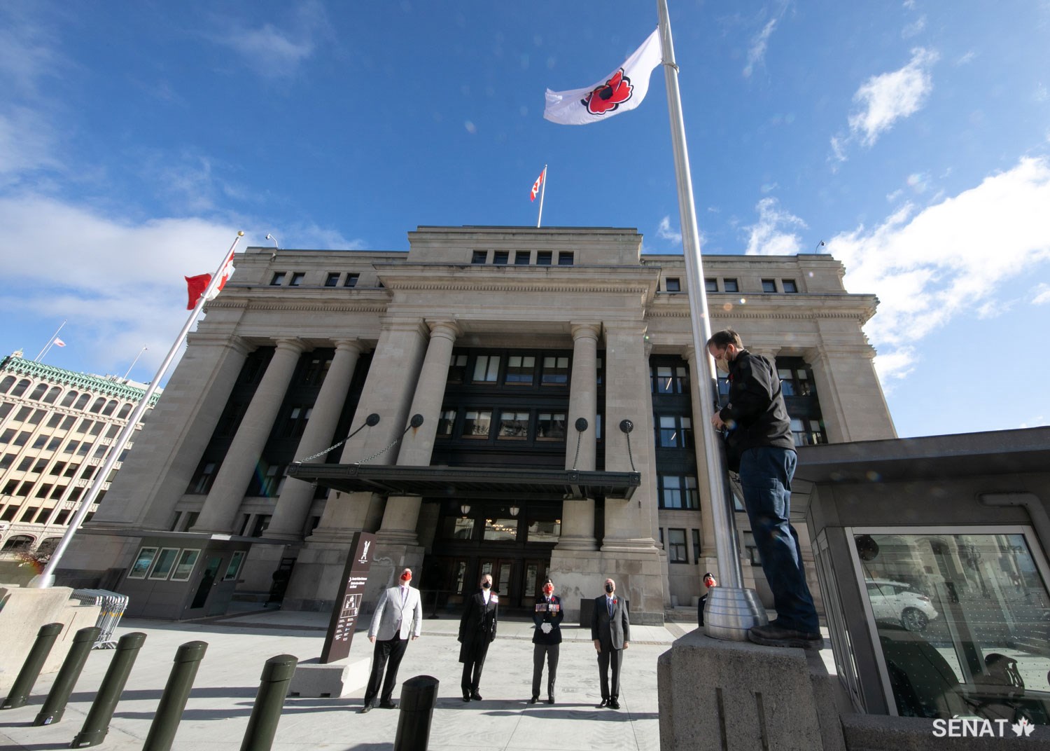 Le drapeau du coquelicot flottera également devant l’édifice du Sénat du Canada jusqu'au 11 novembre 2020.