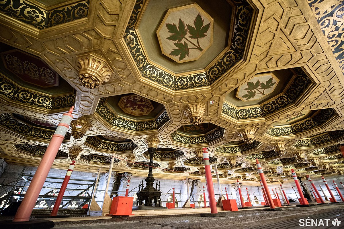 Les 40 caissons du plafond de la Chambre du Sénat sont ornés de symboles du Canada et de ses liens avec l’Europe, notamment des symboles anglais, irlandais, écossais, gallois et français.