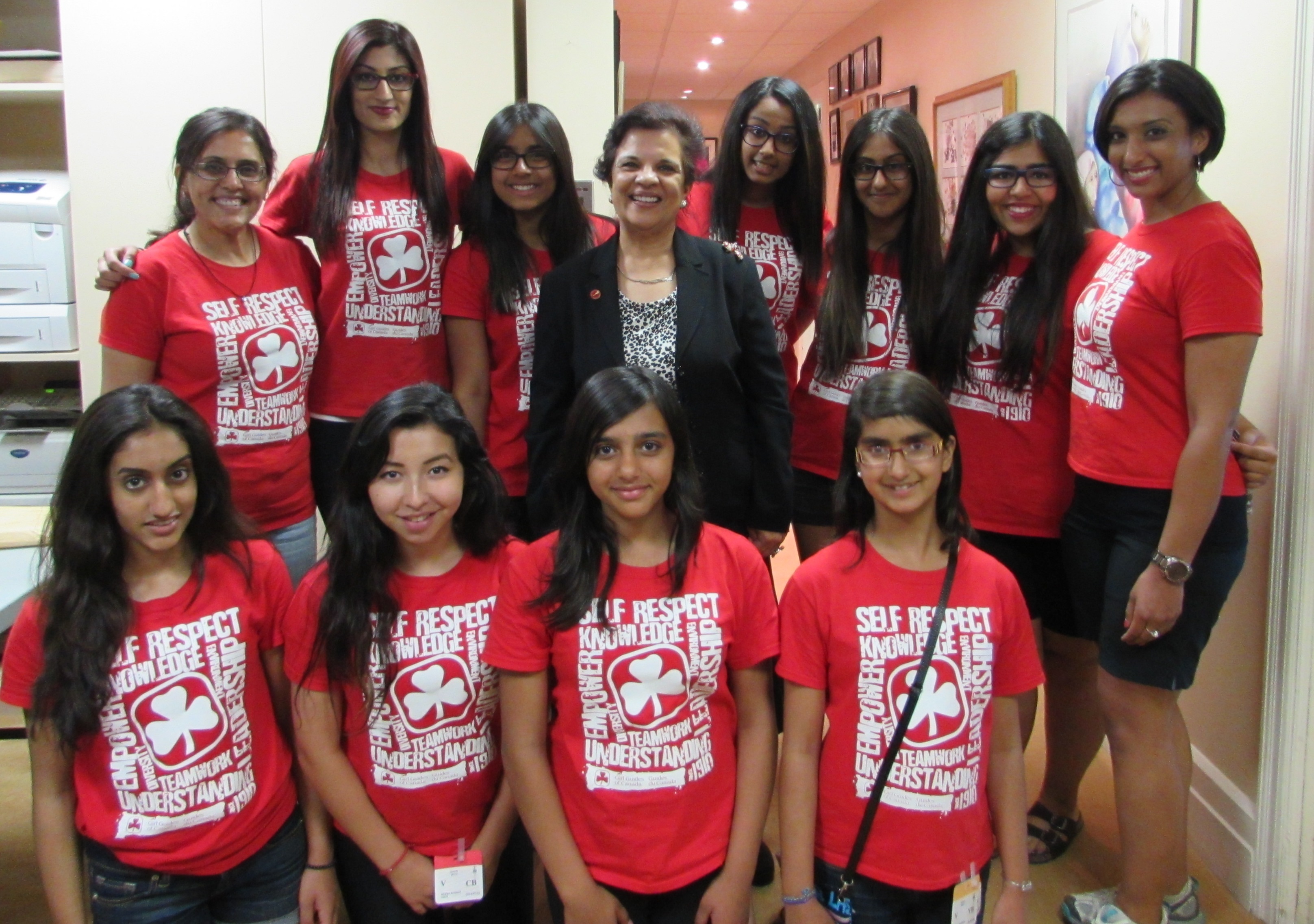 Senator Jaffer stands with girl guides visiting Ottawa from Edmonton. (Photo credit: Office of Senator Jaffer)