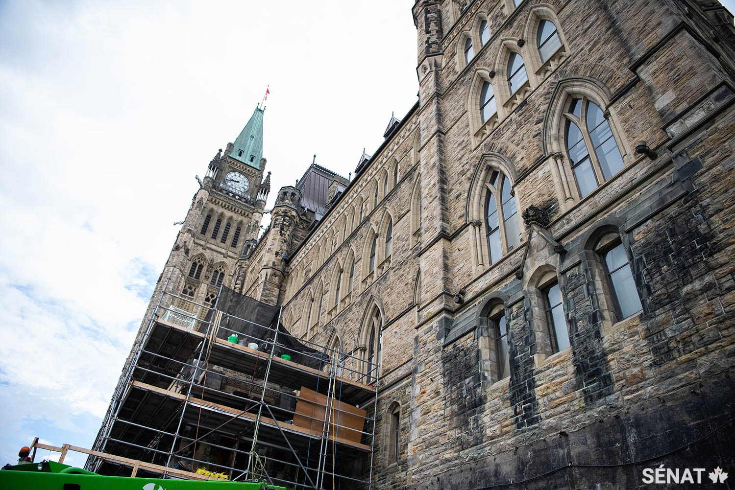 Des échafaudages s’élèvent le long de la façade sud de l’édifice du Centre pendant que les travaux de réhabilitation sont en cours.
