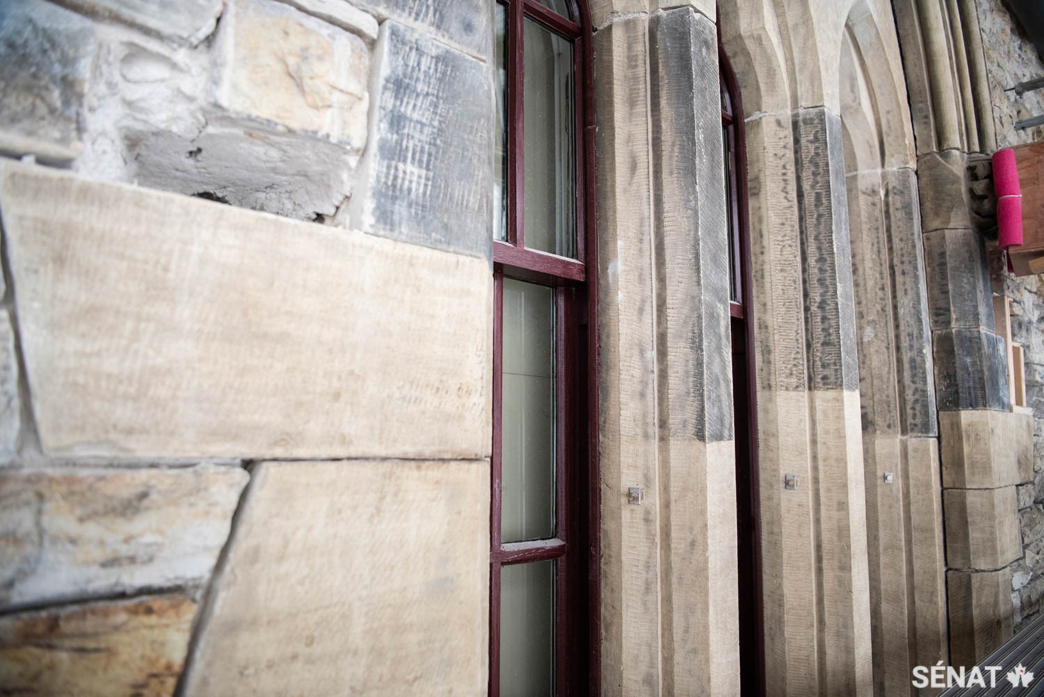 La réhabilitation de la maçonnerie a déjà ravivé les couleurs de certaines parties de l’édifice de l’Est sur la Colline du Parlement, où de nombreux sénateurs ont des bureaux. Les pierres nettoyées se distinguent nettement des pierres ternes.