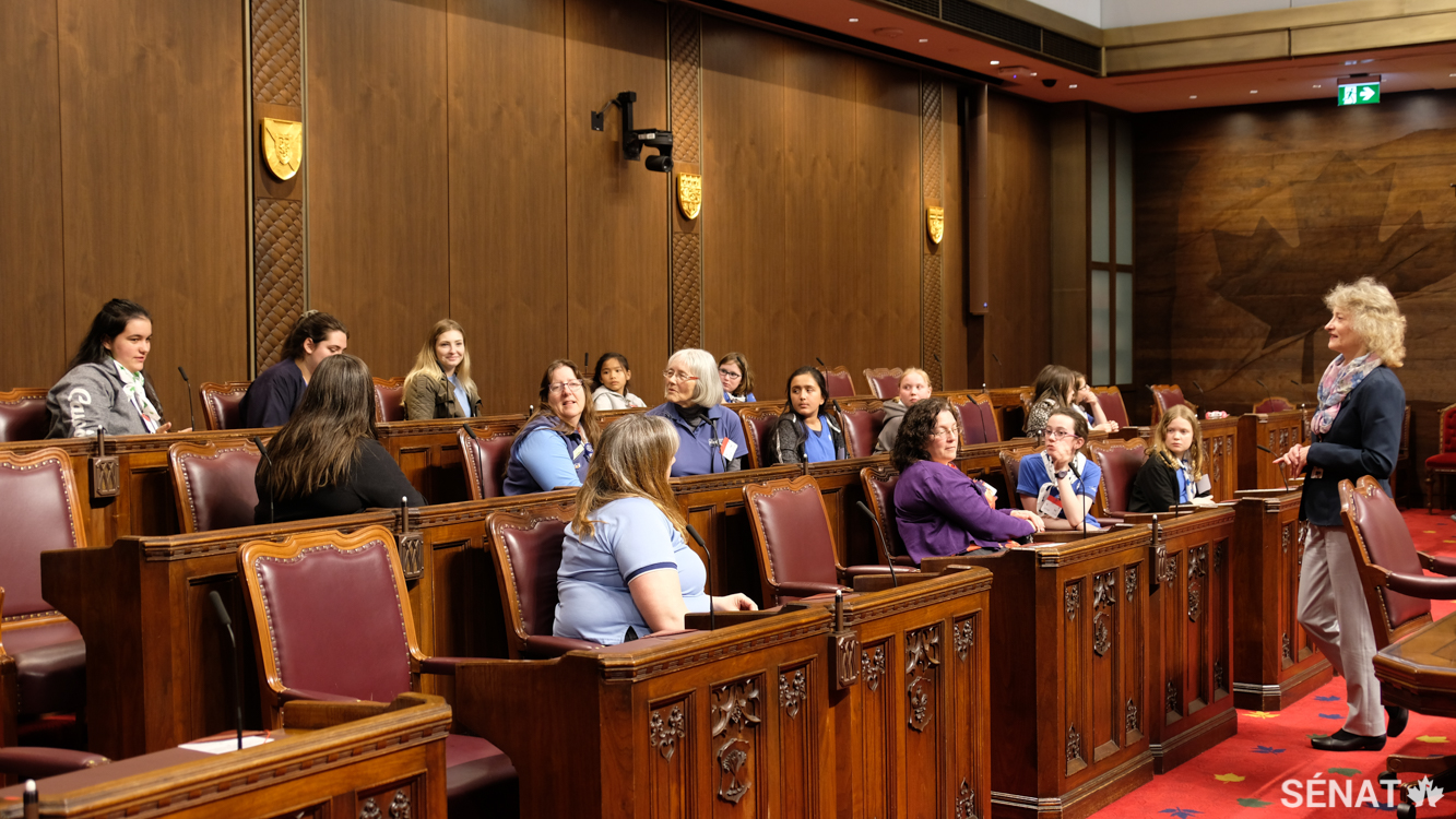 La sénatrice Pat Duncan rencontre un groupe de Guides du Canada dans la Chambre du Sénat le 1er mai 2019. Elle aborde le rôle du Sénat et son parcours avant de devenir sénatrice dans le cadre d’une activité du programme S’ENgage.