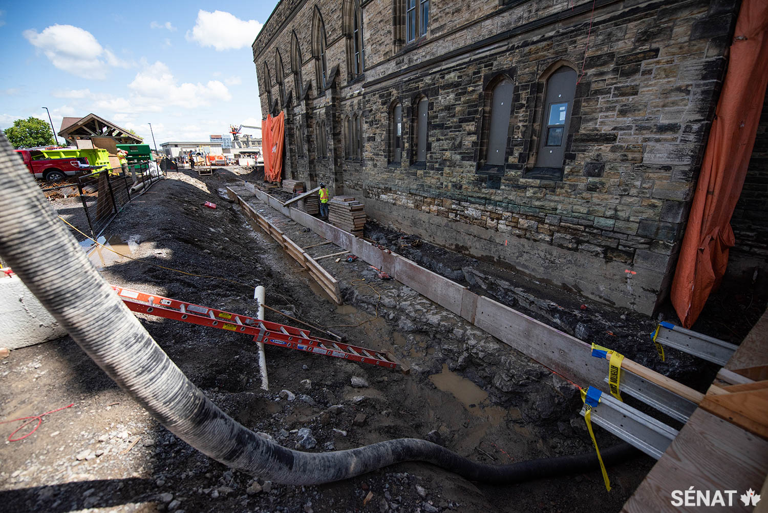 Déblaiement partiel des fondations de l’édifice du Centre. À la fin des travaux, tout l’édifice reposera sur un grillage d’acier et de béton armé étendu sur des isolateurs amortisseurs.