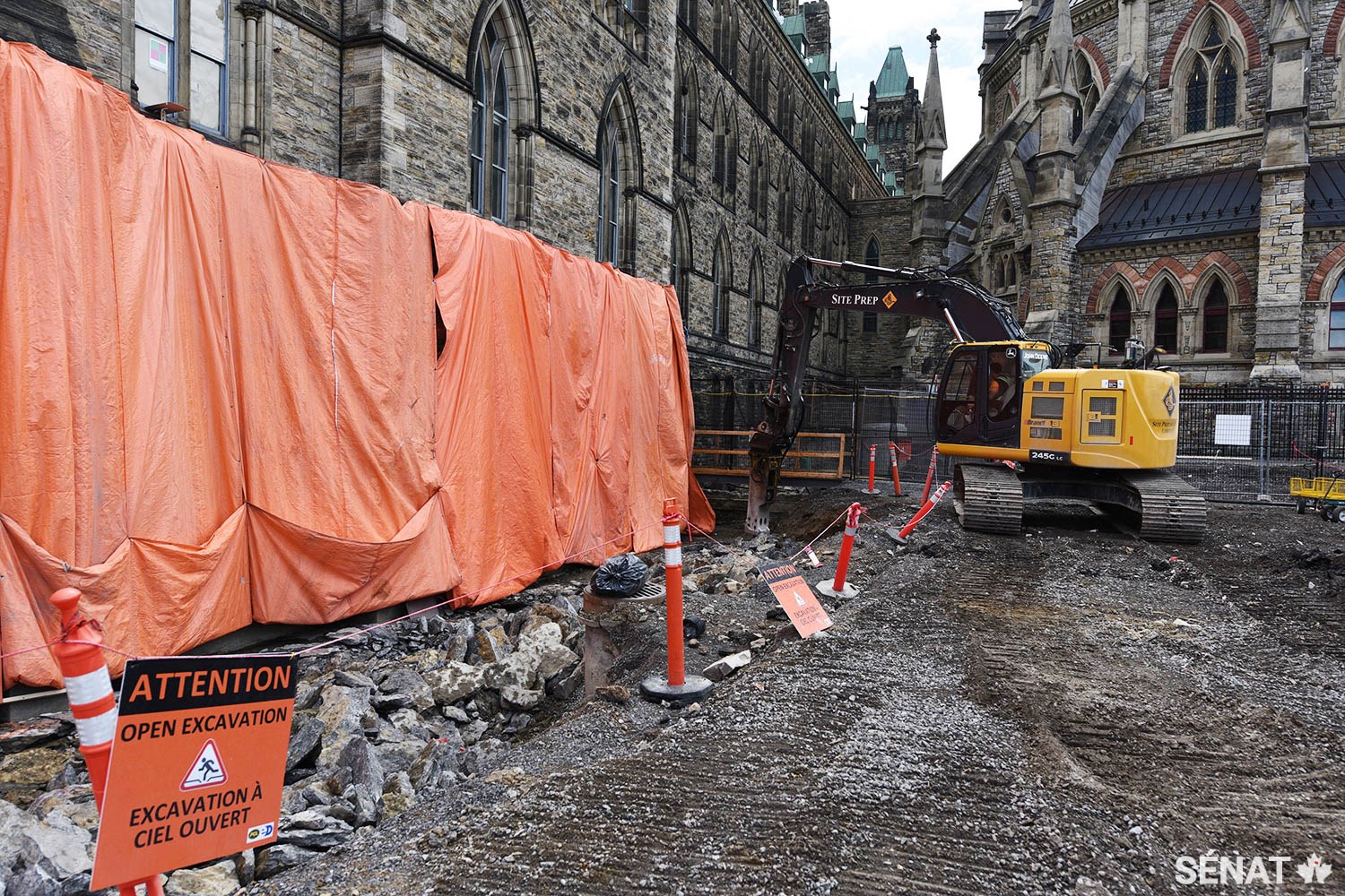 Des travaux de fondation se déroulent le long de la façade nord de l’édifice du Centre, à côté de la Bibliothèque du Parlement.