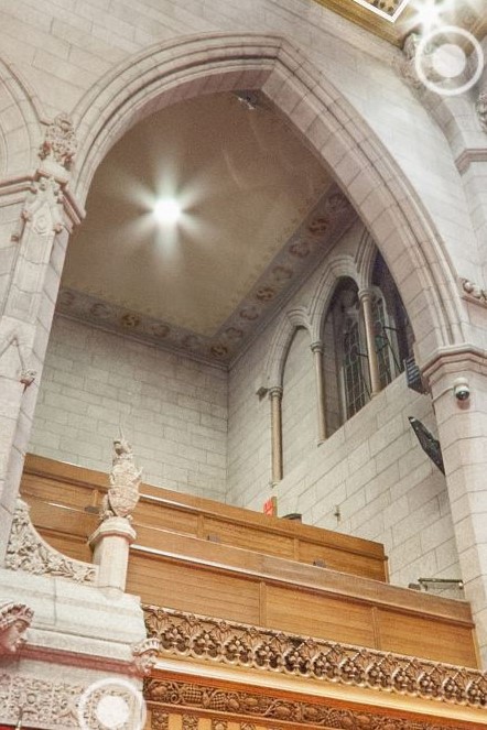 Capture d’écran, pendant la <a href='http://tour-ext.sencanada.ca/tour/index.html' target='_blank'>visite virtuelle</a> du Sénat, de la frange ornementale du plafond de lin de la tribune nord.