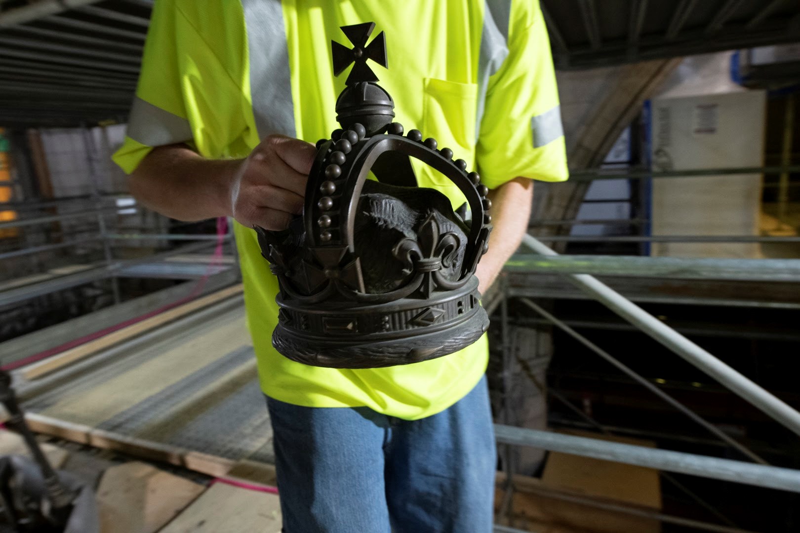 A worker holds the crown that caps the top of the chandelier’s dome. The cross that rests on the top of the crown must face the Speaker of the Senate, who enforces the Red Chamber’s rules and presides over proceedings. (Photo credit: Public Services and Procurement Canada)