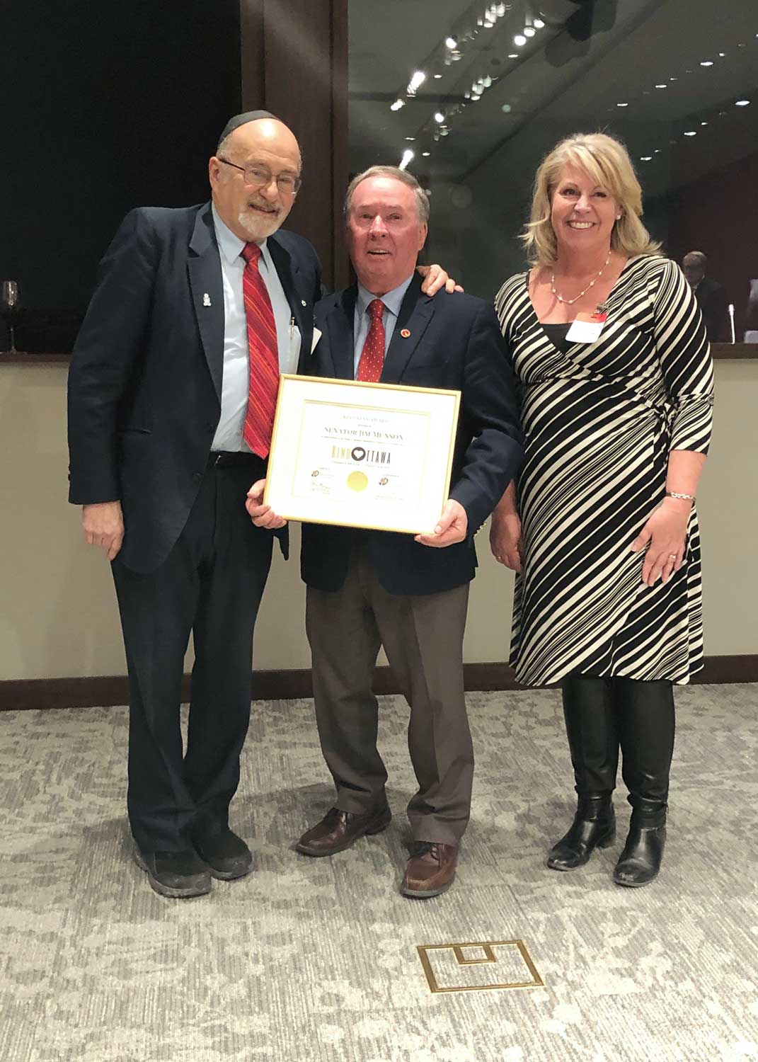 De gauche à droite, Rabbin Reuven Bulka de Kind Canada, le sénateur Jim Munson et Cindy Smith, directrice générale de Caring and Sharing Exchange, participent à un événement de la Semaine de la gentillesse à l’édifice du Sénat du Canada le 20 février 2020.