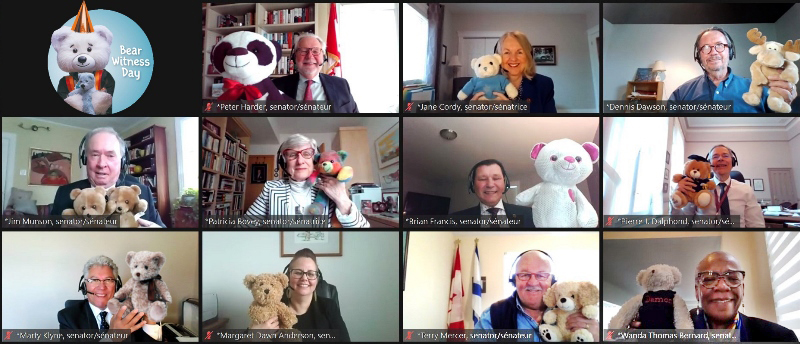Lundi 10 mai 2021 – Les sénateurs Peter Harder, Jane Cordy, Dennis Dawson, Jim Munson, Patricia Bovey, Brian Francis, Pierre J. Dalphond, Marty Klyne, Margaret Dawn Anderson, Terry M. Mercer et Wanda Elaine Thomas Bernard manifestent leur soutien envers le principe de Jordan, selon lequel les enfants des Premières Nations ne doivent pas subir de refus, de retards ou d’interruptions relativement aux services auxquels tout le monde a droit. Les sénateurs ont participé à la Journée de l’ourson témoin, où l’on montre son soutien aux jeunes des Premières Nations en lançant un appel au gouvernement fédéral pour qu’il se penche sur la discrimination qui s’exerce depuis longtemps contre les enfants des Premières Nations.
