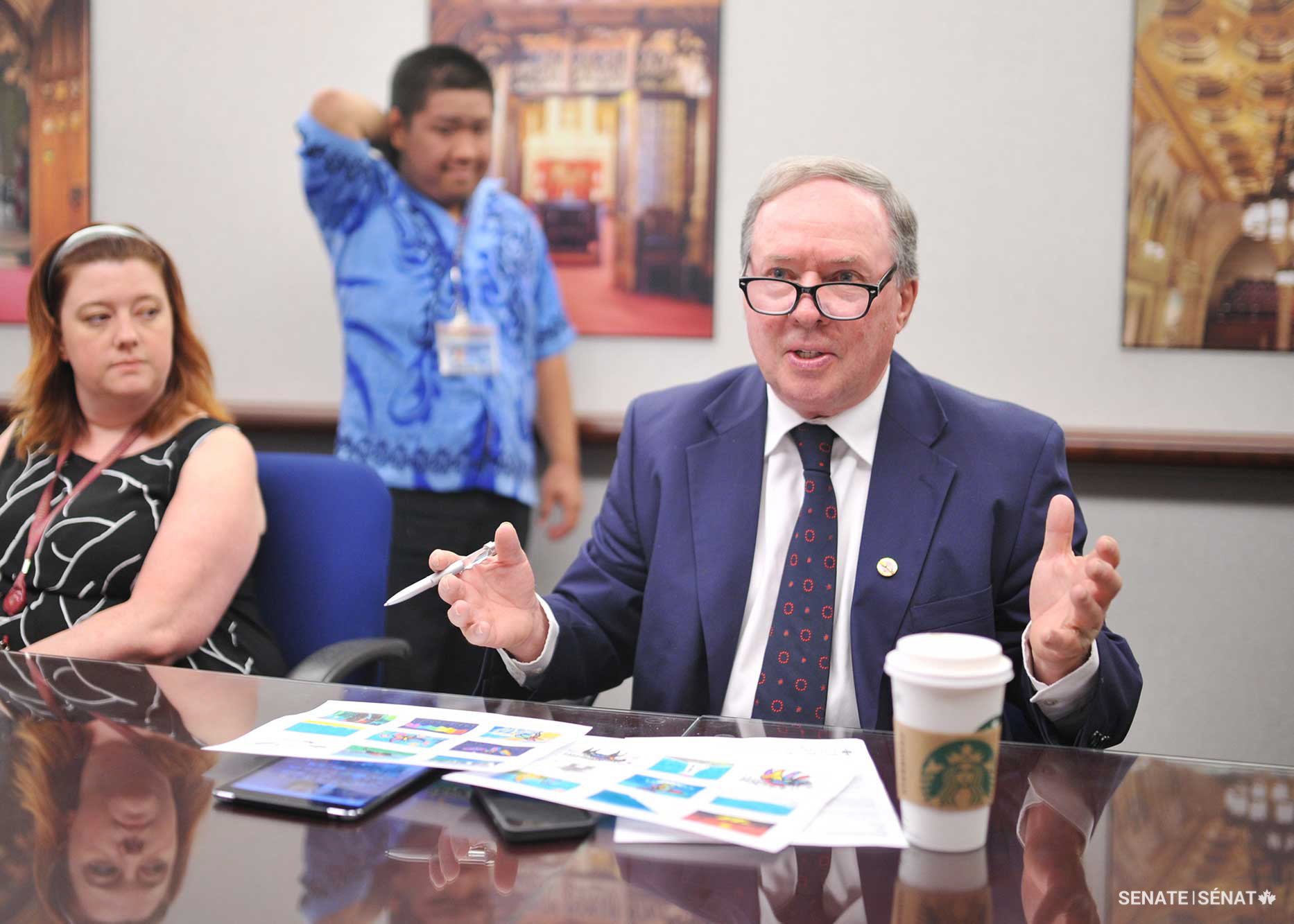 Le sénateur Munson prend la parole lors d’un petit-déjeuner des Amis du Sénat. Le programme encourage les sénateurs à embaucher des étudiants du secondaire de la région qui ont des difficultés de mobilité, sensorielles ou d’apprentissage.