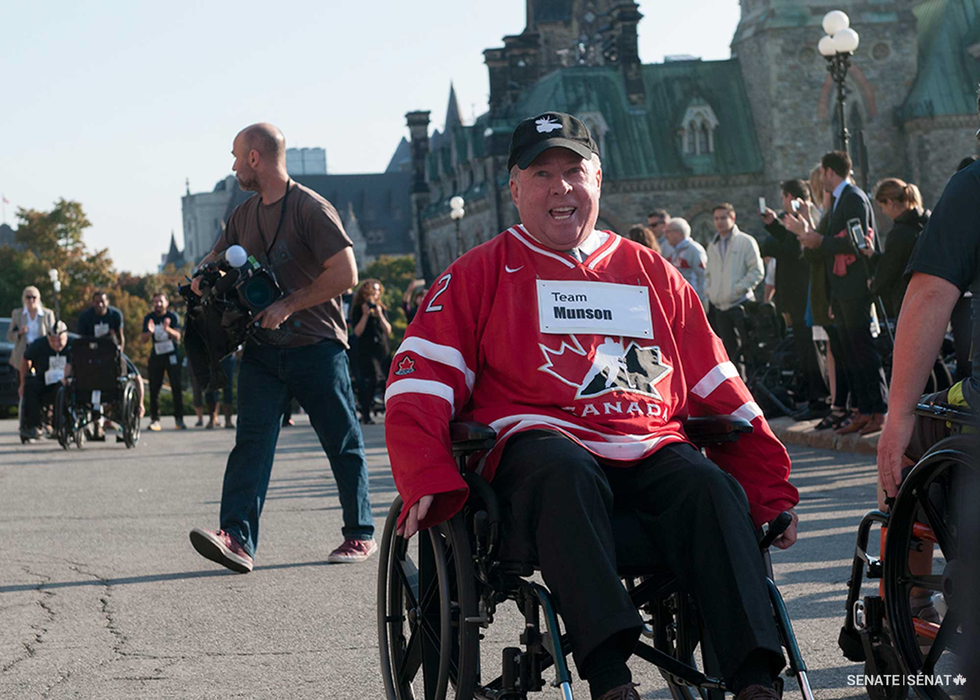 Le sénateur Munson participe à la 6e course annuelle ‘Déferlante roulante’ sur la colline du Parlement en 2017. L’événement célèbre les réalisations d’athlètes d’élite en fauteuil roulant et vise à sensibiliser les gens aux défis surmontés par les personnes handicapées.