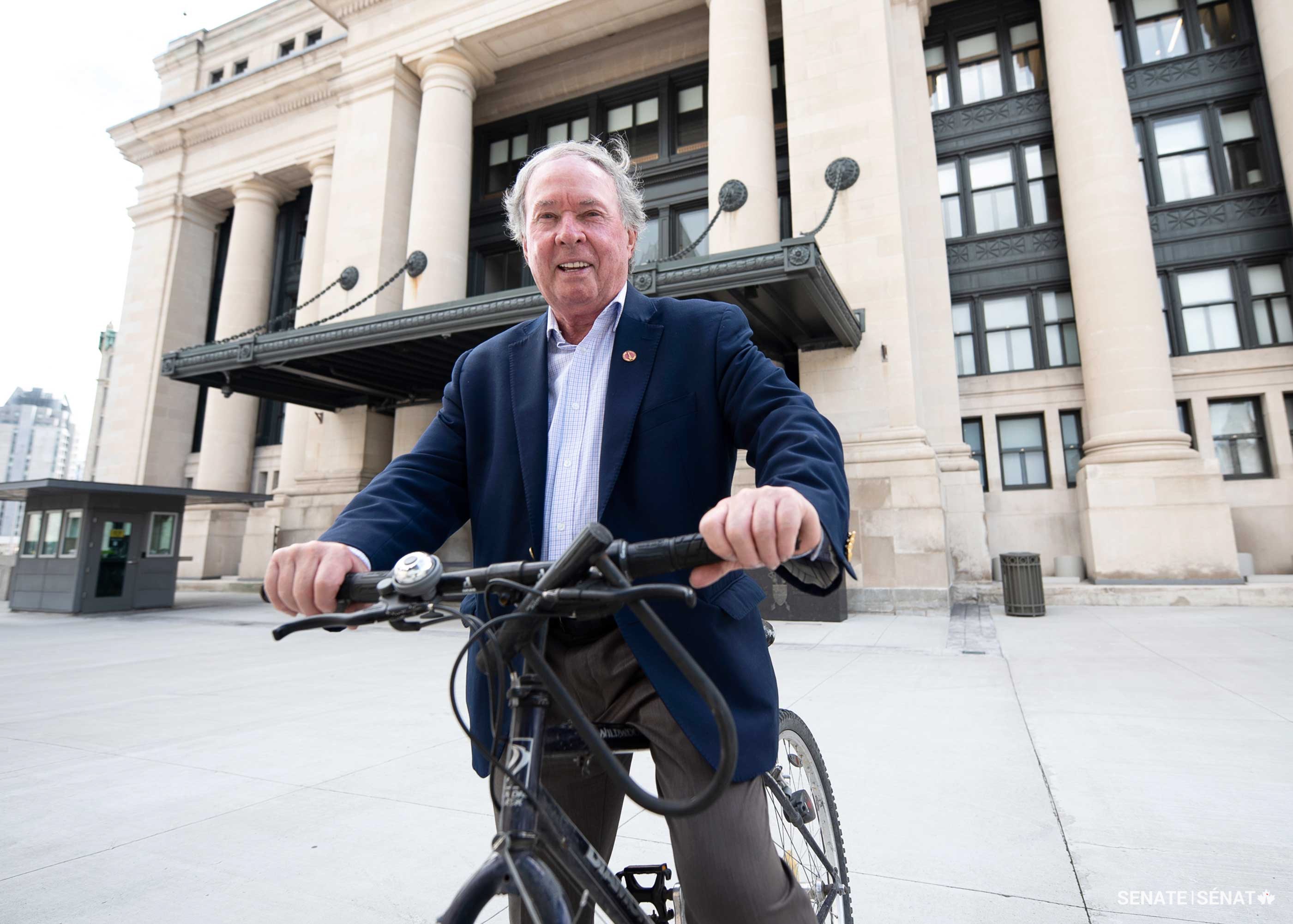 Le sénateur Munson, qui représente Ottawa et le canal Rideau au Sénat, se rend souvent au travail à vélo en longeant le cours d’eau.