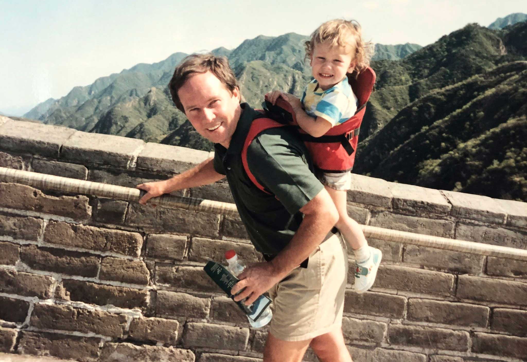 Le sénateur Jim Munson avec son fils Claude sur la Grande Muraille de Chine alors qu’il effectuait des reportages dans ce pays. (Crédit photo : Mike Nolan)