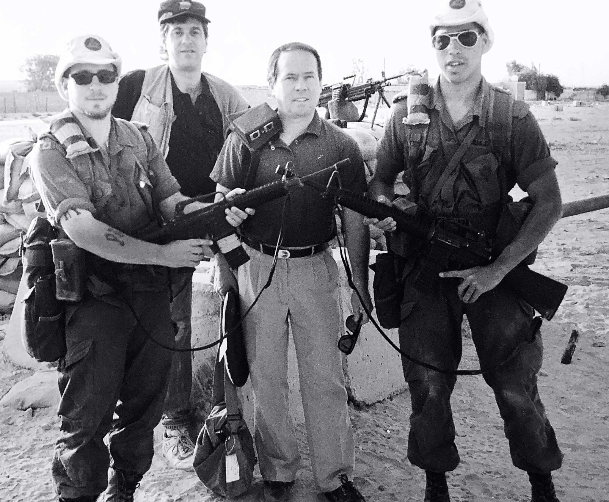 Le sénateur Munson (troisième à gauche) et le caméraman Mike Nolan (deuxième à gauche) près de Doha, au Qatar, pendant la première guerre du Golfe. (Crédit photo : Mike Nolan)