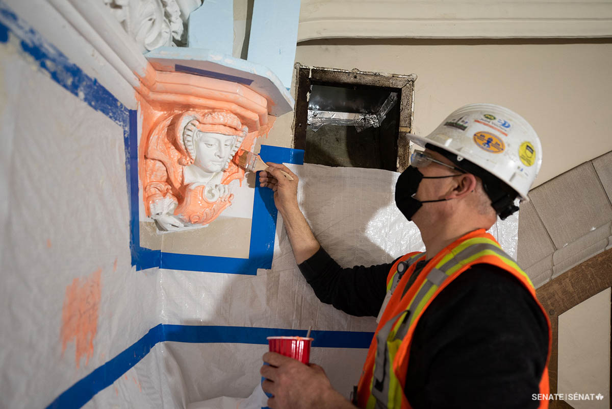 Step 2: After spraying a release agent on the plaster to make the completed mould easy to remove, conservators brush liquid silicone over the entire sculpture. The mixture’s viscosity can be fine-tuned with an additive, making it possible to capture fine details.