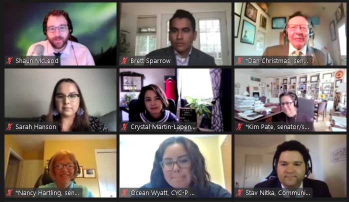 Sarah Hanson (au centre à gauche) et d’autres jeunes leaders autochtones discutent avec les sénateurs Dan Christmas (dans le coin supérieur droit), Nancy Hartling (dans le coin inférieur gauche) et Kim Pate (au milieu à droite).