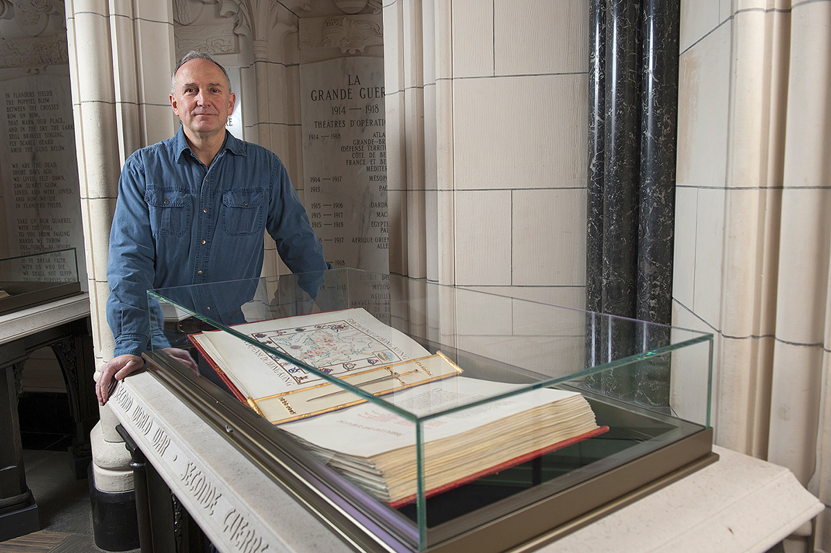 M. White et l’autel du Livre du Souvenir de la Seconde Guerre mondiale, l’un des sept autels qu’il a conçus pour la Chapelle du Souvenir de l’édifice du Centre en 2014. Chacun des autels met en valeur un livre commémoratif dressant la liste des Canadiens tombés au combat lors des différents conflits auxquels le Canada a participé depuis la guerre de 1812. (Crédit photo : Services publics et Approvisionnement Canada)