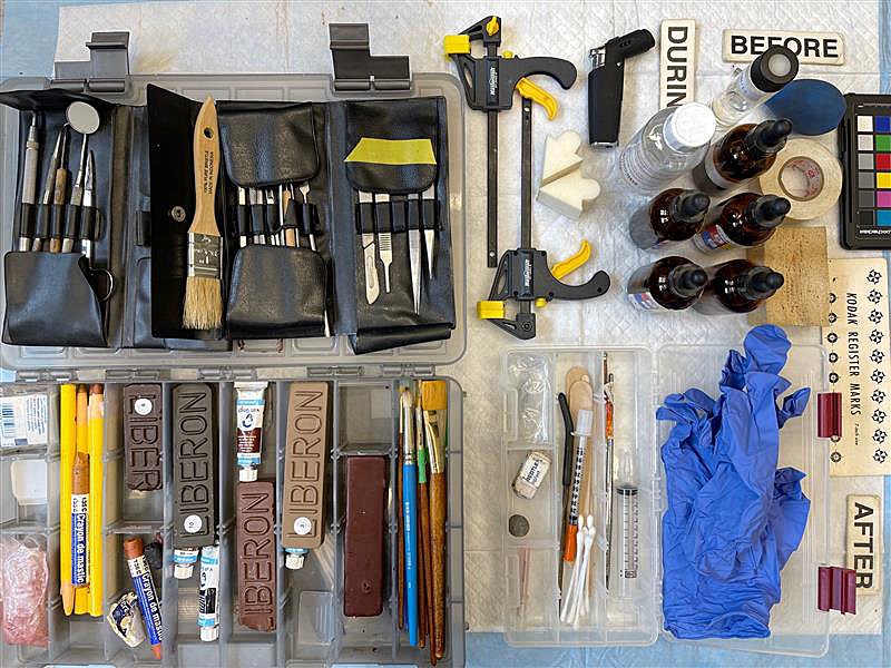 La trousse à outils de M. Gabov contient des pinceaux, des limes, des serre-joints, des cires teintées et des vernis acryliques à base d’eau qui sont réversibles. (Crédit photo : Alexander Gabov)