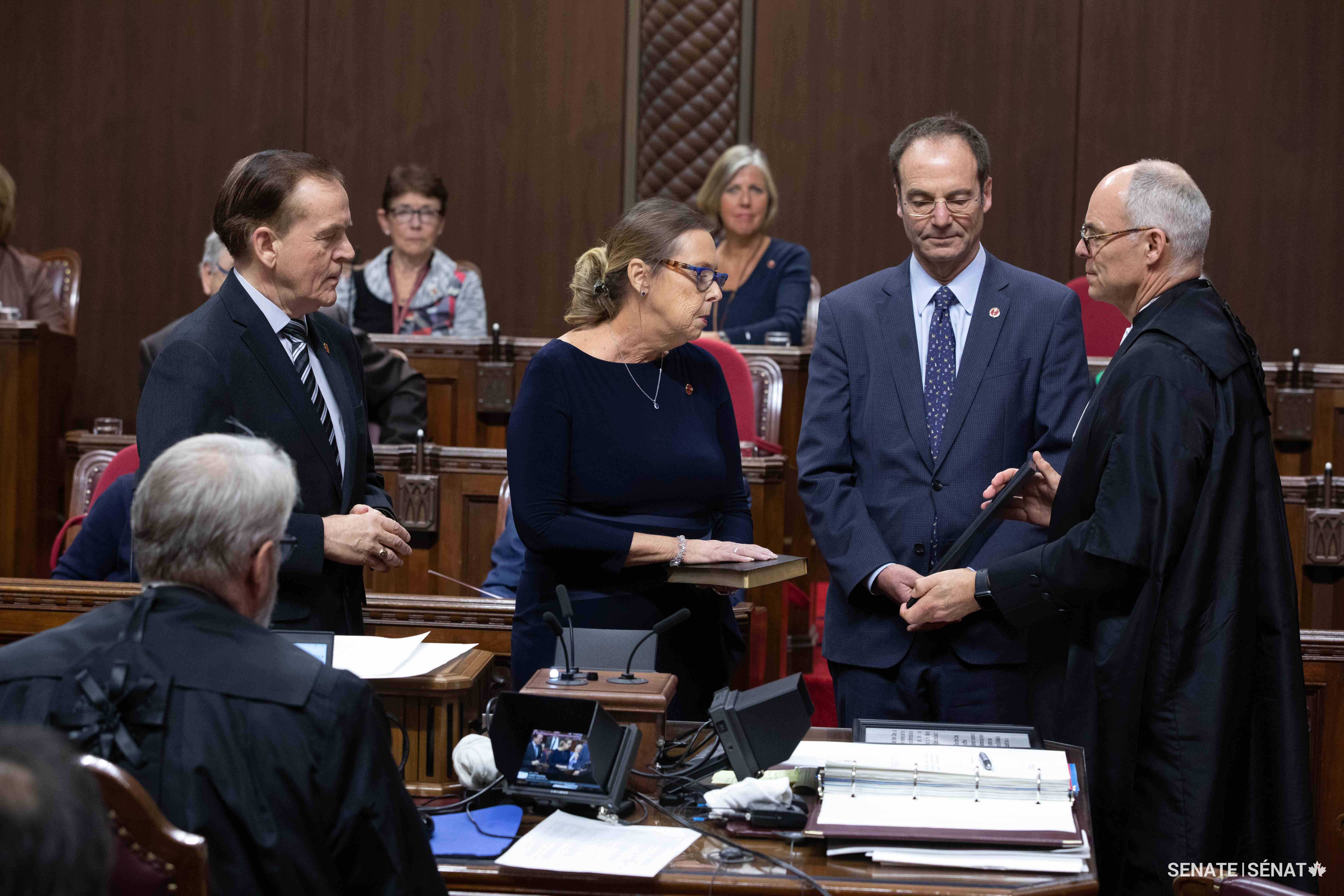 Cérémonie d’assermentation de la sénatrice Keating, qui a eu lieu dans l’édifice du Sénat du Canada le 4 février 2020. Elle avait été escortée dans la Chambre rouge par son parrain, le sénateur Percy Mockler du Nouveau-Brunswick (à gauche) et par le sénateur Marc Gold (à droite), représentant du gouvernement au Sénat.
