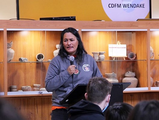 Thursday, September 30, 2021 – Senator Michèle Audette meets with students from the Huron-Wendat Training and Workforce Development Center (CDFM) in Wendake, on the first National Day for Truth and Reconciliation, where she spoke about this day, the history, the present and future. She also participated with students in the fire ceremony.