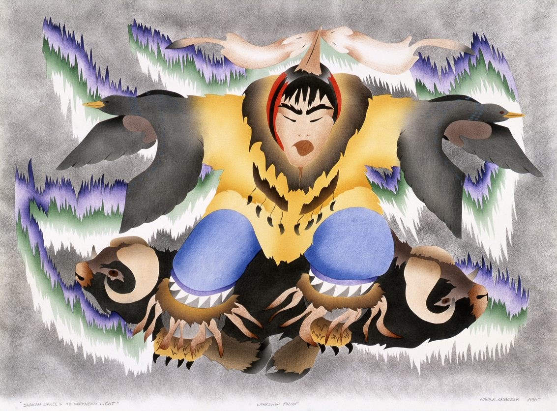 Mary K. Okheena. Chaman dansant sous les aurores boréales, 1991. Pochoir sur papier. Collection du Musée des beaux-arts de Winnipeg. Don de la Holman Eskimo Co-operative. (Crédit photo : Ernest Mayer, courtoisie de Musée des beaux-arts de Winnipeg)