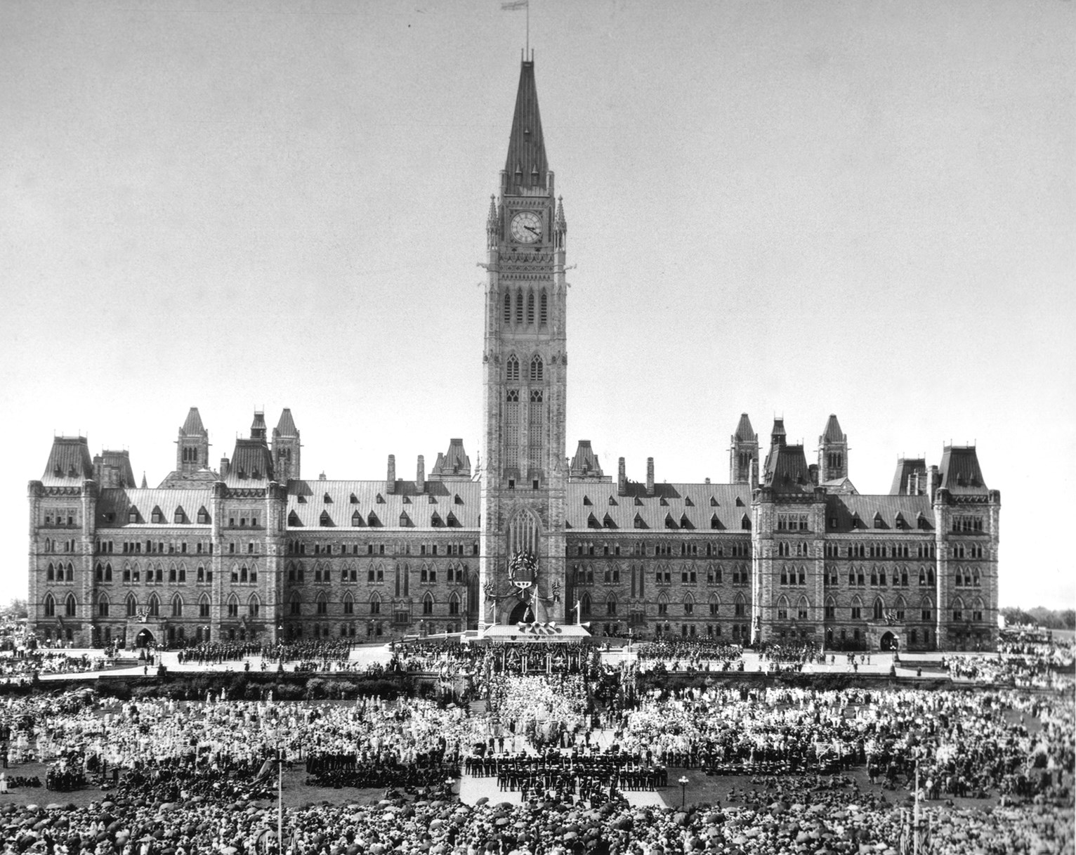 Le carillon de la Colline du Parlement retentit pour la première fois le 1er juillet 1927, qui marque le 60e anniversaire de la Confédération. Ce jour là, le premier ministre William Lyon Mackenzie King préside à la cérémonie d’inauguration de la nouvelle Tour de la Paix. (Crédit photo : Bibliothèque et Archives Canada)