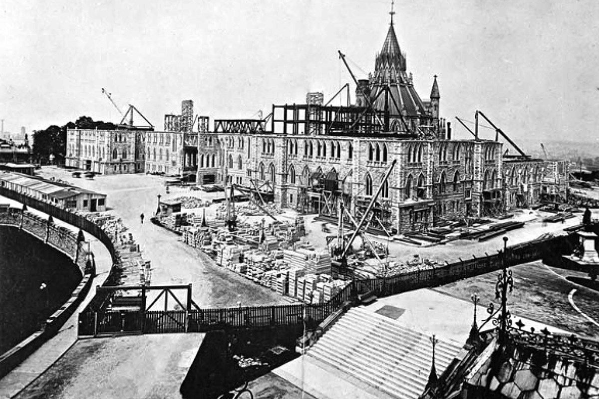 La reconstruction commence en septembre 1916. À la fin de 1917, l’édifice compte quatre étages. (Crédit photo : Bibliothèque et Archives Canada)
