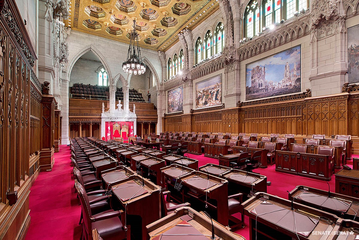 Jusqu’à ce qu’ils soient retirés le temps des travaux de rénovation de l’édifice du Centre, huit énormes tableaux représentant les sacrifices du Canada pendant la Première Guerre mondiale surplombaient majestueusement la Chambre du Sénat.