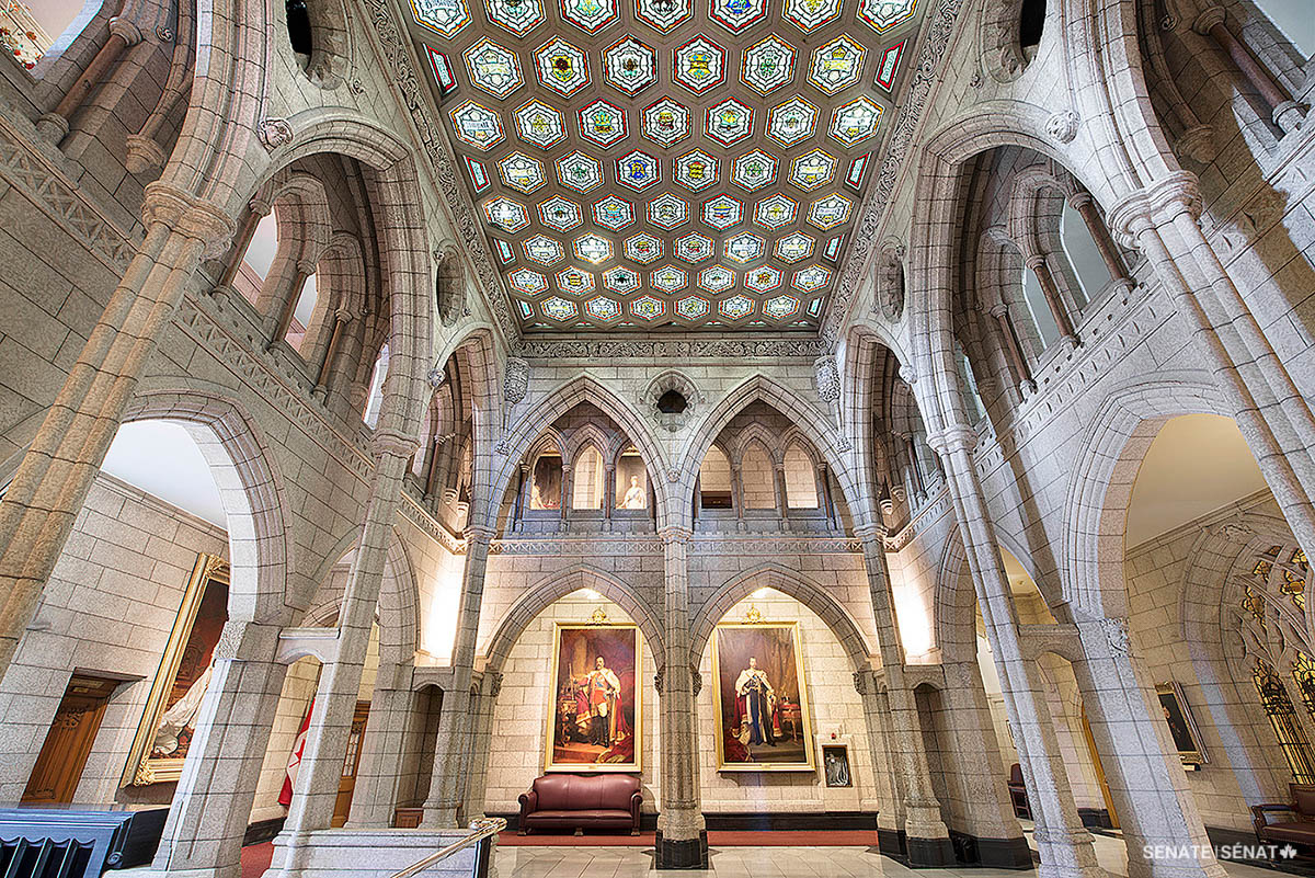 The Senate foyer’s stained-glass ceiling features emblems of the European cultures that contributed to Canada’s founding. The Senate’s association with the Crown is captured in portraits of Canada’s monarchs carved into the surrounding columns.