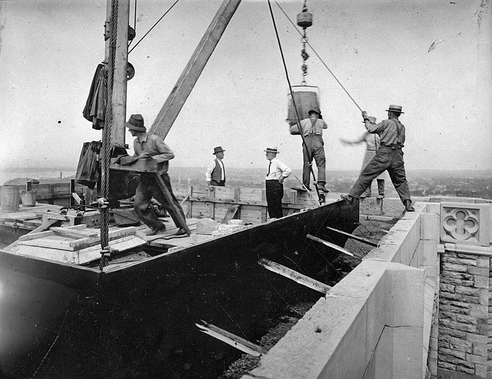 A construction crew works on Centre Block in 1924. (Photo credit: Library and Archives Canada)