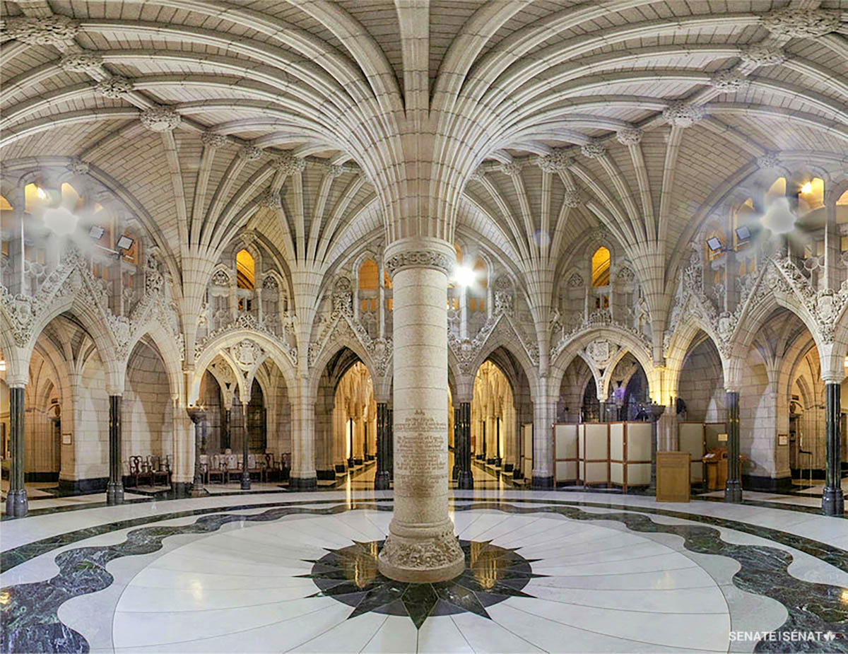 A massive fan vault creates a series of arches surrounding Confederation Hall. Above them is an elaborately carved medley of plants, animals and shields representing Canada’s provinces and territories.