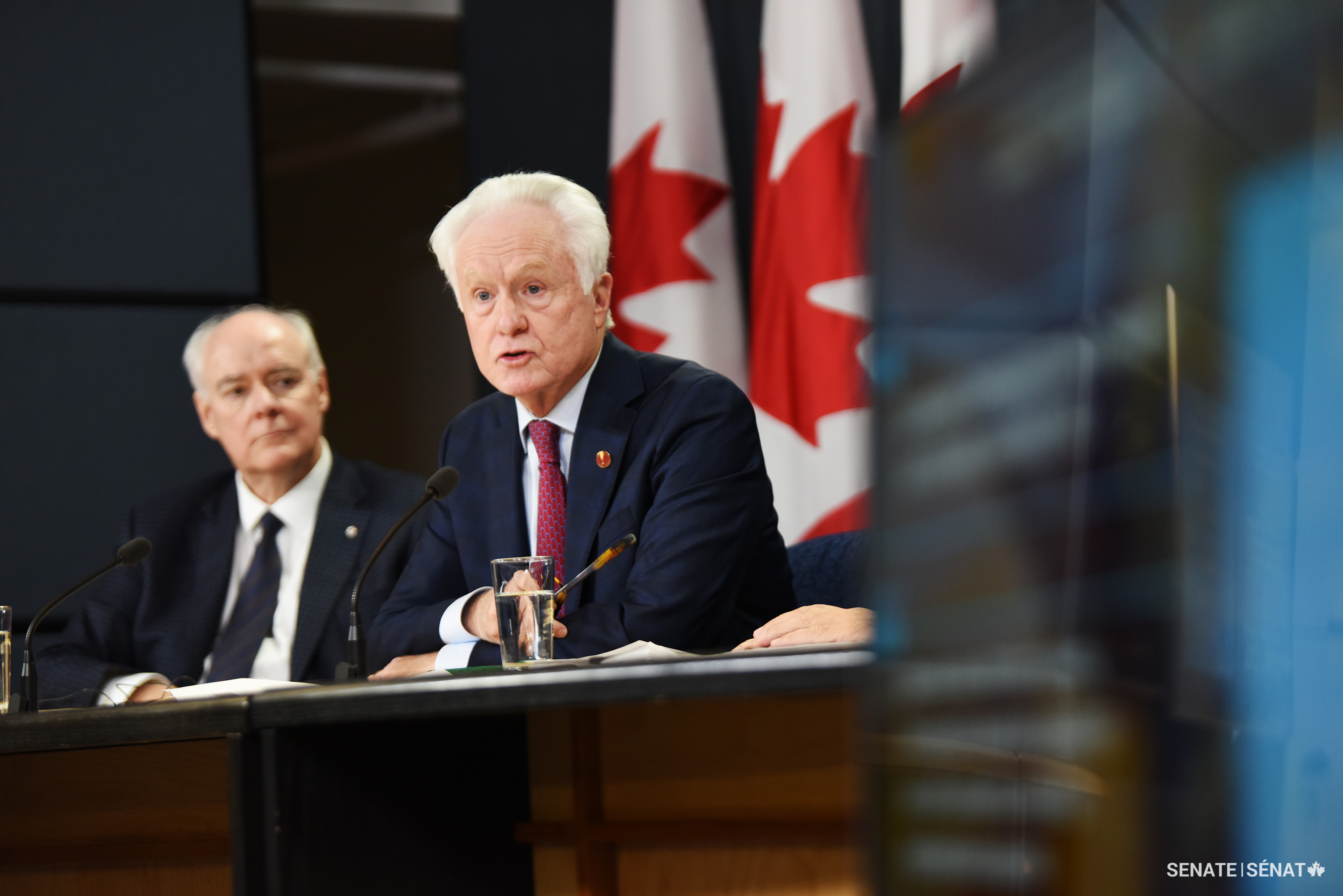 Le sénateur Doug Black répond aux questions des journalistes lors d’une conférence de presse sur le rapport Le Canada, toujours ouvert aux investisseurs?, qui a été publié en 2018 par le Comité sénatorial des banques et du commerce.