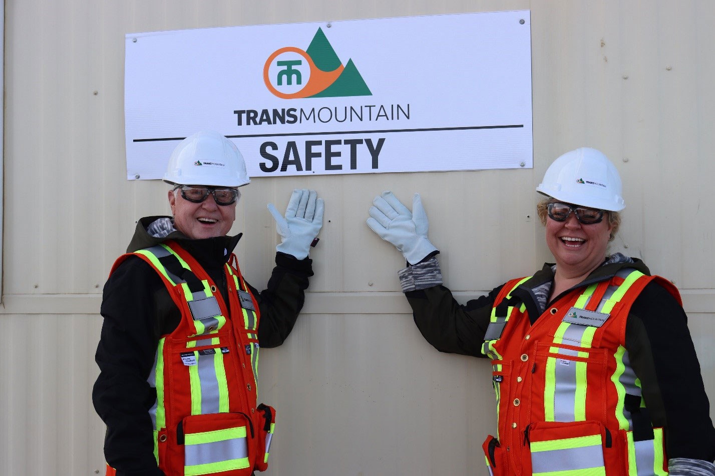Le sénateur Doug Black, à gauche, visite un chantier de construction du pipeline Trans Mountain près d’Edmonton, en Alberta, en février 2020.  