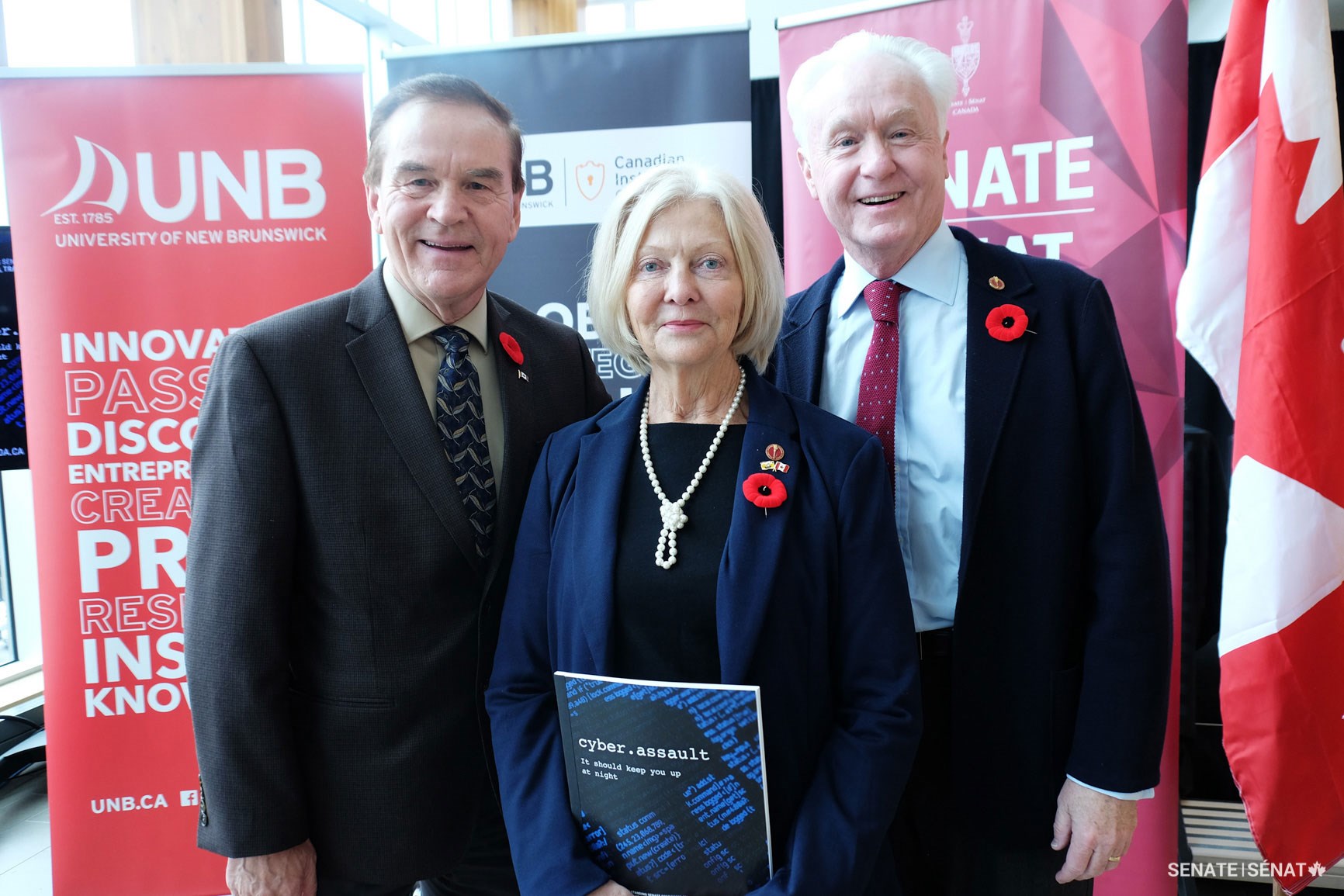 De droite à gauche, les sénateurs Doug Black, Carolyn Stewart Olsen et Percy Mockler sont à Fredericton (Nouveau-Brunswick) pour présenter le rapport sur les cyberattaques que le Comité sénatorial des banques et du commerce a produit en 2018. 
