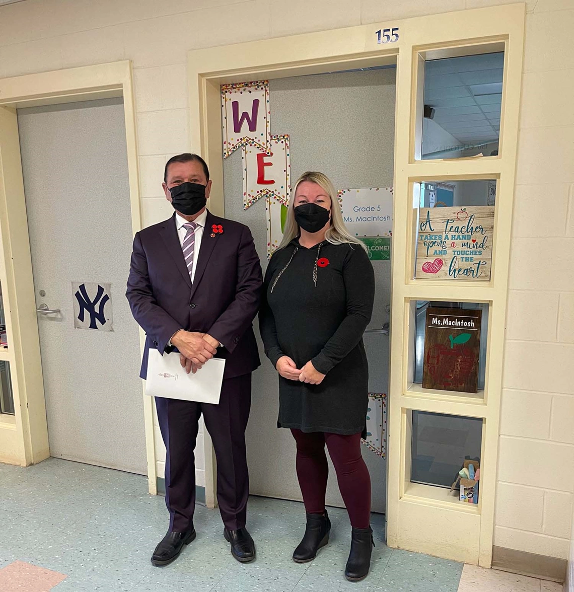 Tuesday, November 9, 2021 – Senator Brian Francis is welcomed by vice-principal Amanda MacIntosh during a visit to Donagh Regional School in Prince Edward Island. Senator Francis discussed the history of residential schools and reconciliation with Grade 5 students.