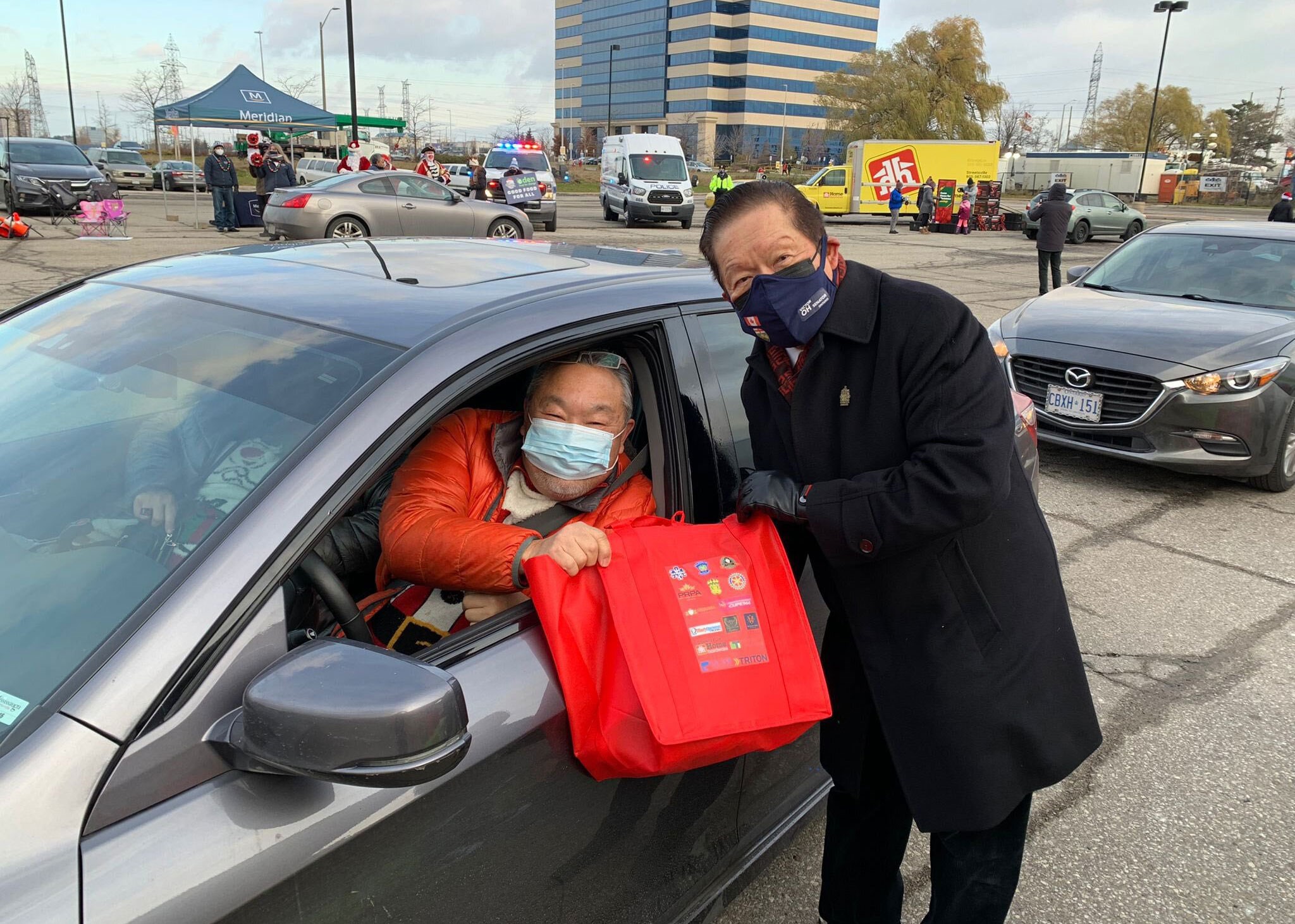 Saturday, December 4, 2021 – Senator Victor Oh delivers a drive-through breakfast during the Streetsville Christmas Breakfast in Streetsville, Ontario. Proceeds from the fundraiser will be used to provide meals for those in need in Mississauga, Ontario.