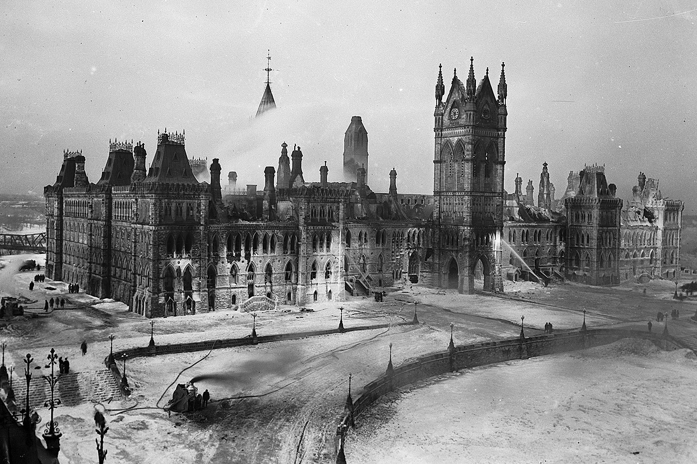 À l’aube, l’édifice du Parlement du Canada était une ruine incrustée de glace. (Crédit photo : Bibliothèque et Archives Canada)