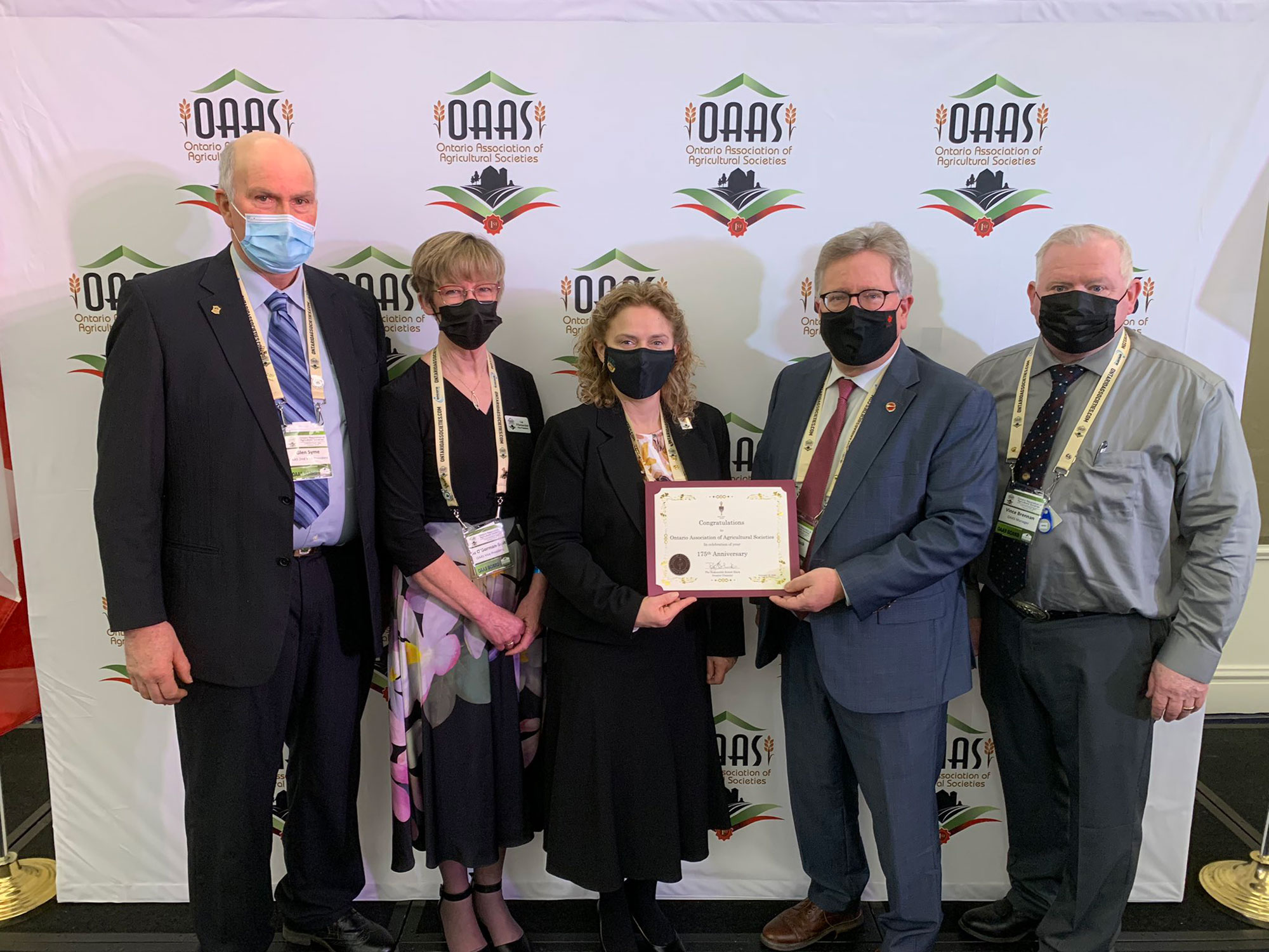 Le sénateur Rob Black remet un certificat de félicitations aux membres d’Ontario Fairs, qui célèbre son 175e anniversaire cette année.