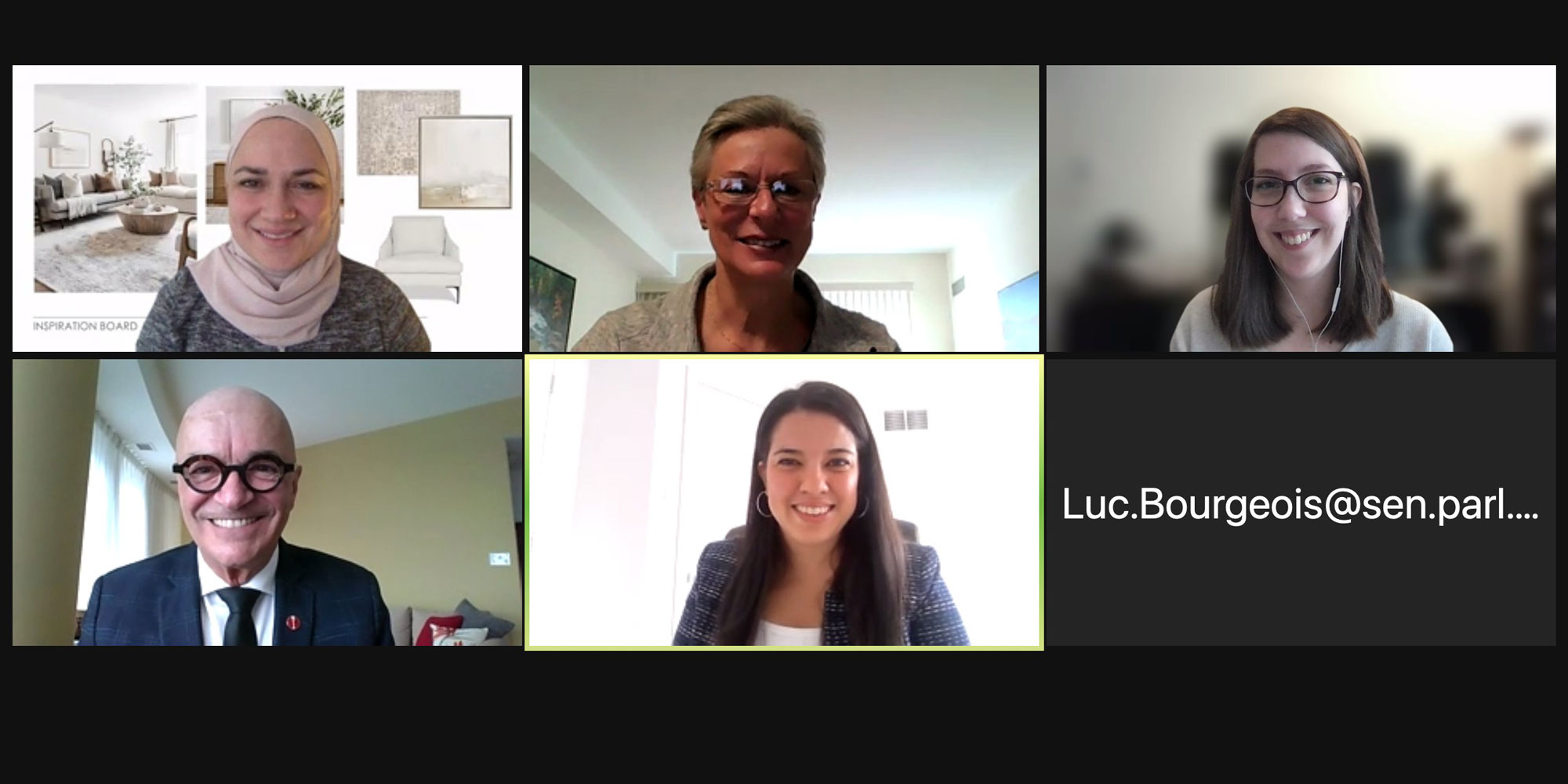 Les sénateurs Lucie Moncion et René Cormier s’entretiennent avec des membres de l’Alliance des femmes de la francophonie canadienne.