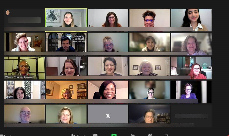 La sénatrice Wanda Thomas Bernard s’adresse aux étudiants et aux enseignants de l’École de travail social de l’Université de Windsor.