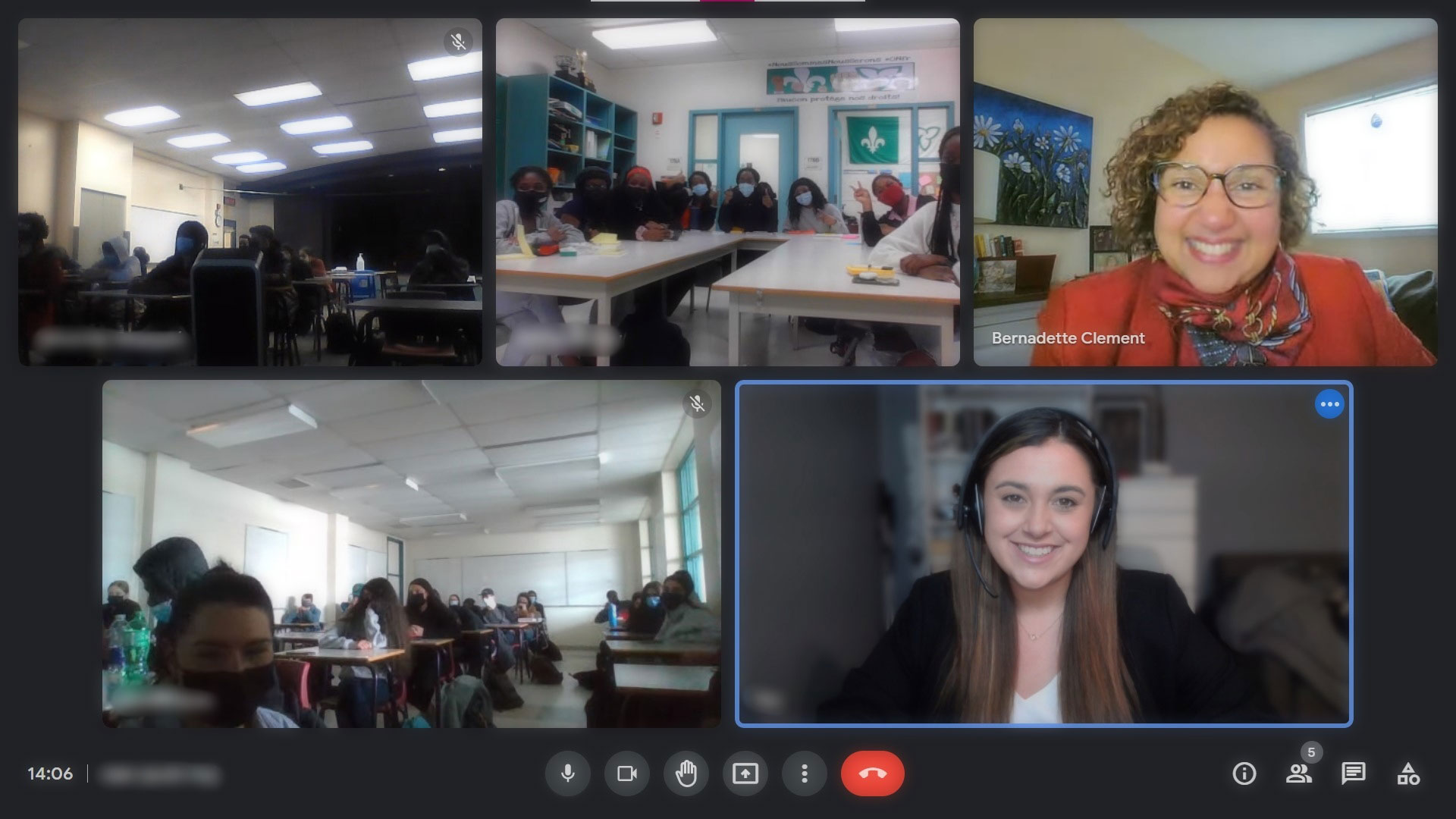 La sénatrice Bernadette Clement s’adresse aux élèves de l’École secondaire catholique Franco-Cité à Ottawa, en Ontario, dans le cadre d’un événement organisé par S’ENgage pour célébrer le Mois de l’histoire des Noirs.