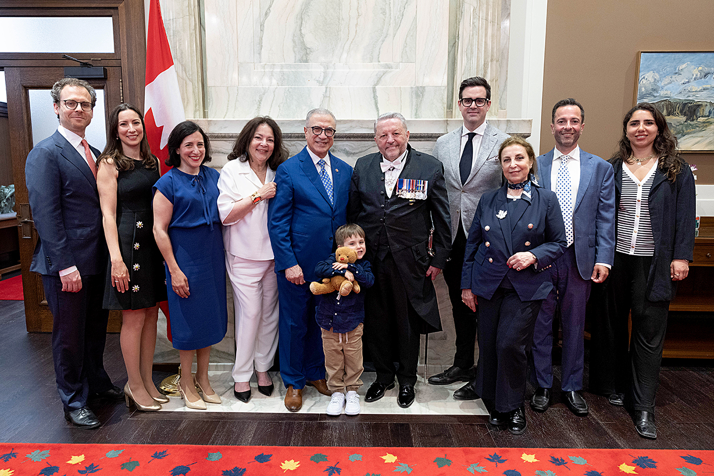 Le sénateur Al Zaibak, sa famille et l’huissier du bâton noir, J. Greg Peters, assistent à la réception soulignant le départ à la retraite du sénateur, à l’édifice du Sénat du Canada, le 11 juin 2026. De gauche à droite : Khaled Malas, Jana Al Zaibak, Leen Al Zaibak, Najla Al Zaibak, le sénateur Al Zaibak, Dean Henry, M. Peters, Michael Henry, Mona Al Zaibak, Omar Al Zaibak et Lara Barazi. (Crédit photo : Bureau du sénateur Mohammad Al Zaibak)