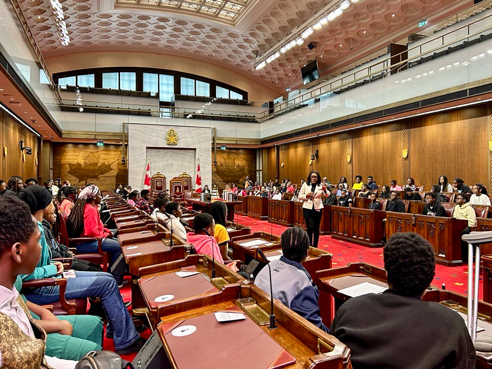 Saturday, March 1, 2025 – Senator Suze Youance, with students in a leadership course administered by the “Coopérative Enseignants Pas À Pas” (CEPAP); tour of the Senate coordinated by SENgage; Senate Chamber, Senate of Canada Building, Ottawa, Ontario.