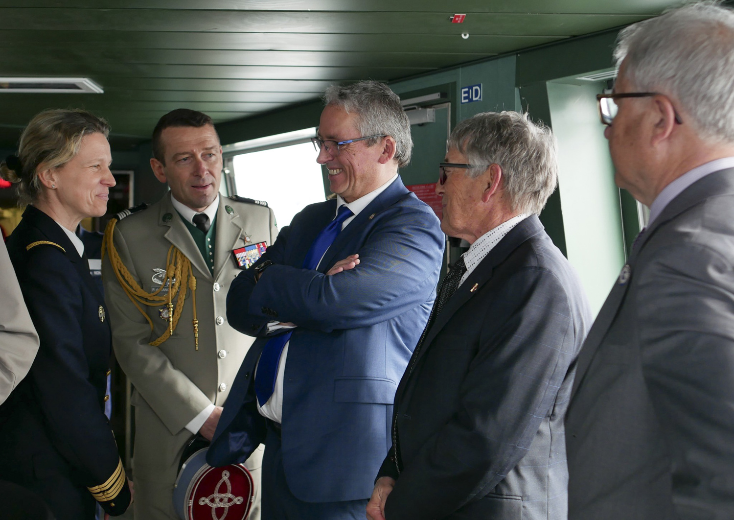 Un groupe de personnes debout en train de discuter