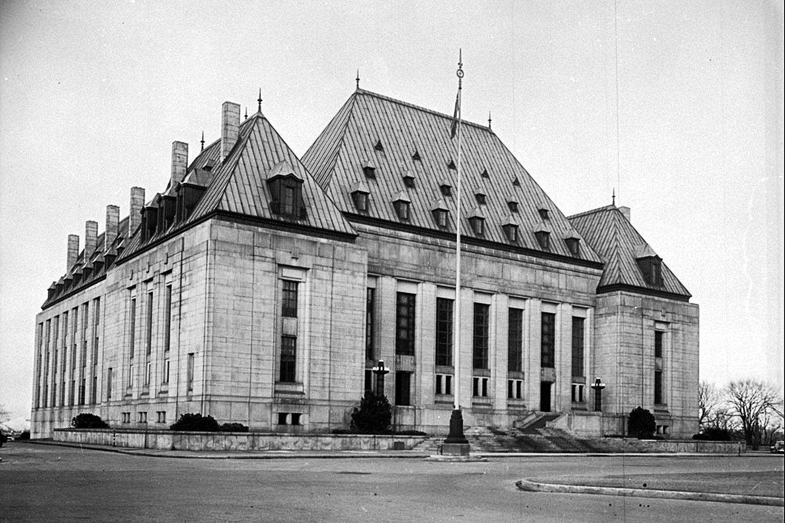 The Supreme Court finally got its own building after the Second World War. The Art Deco courthouse west of Parliament Hill was built in 1939. The court occupied its new home in January 1946. (Photo credit: Library and Archives Canada)