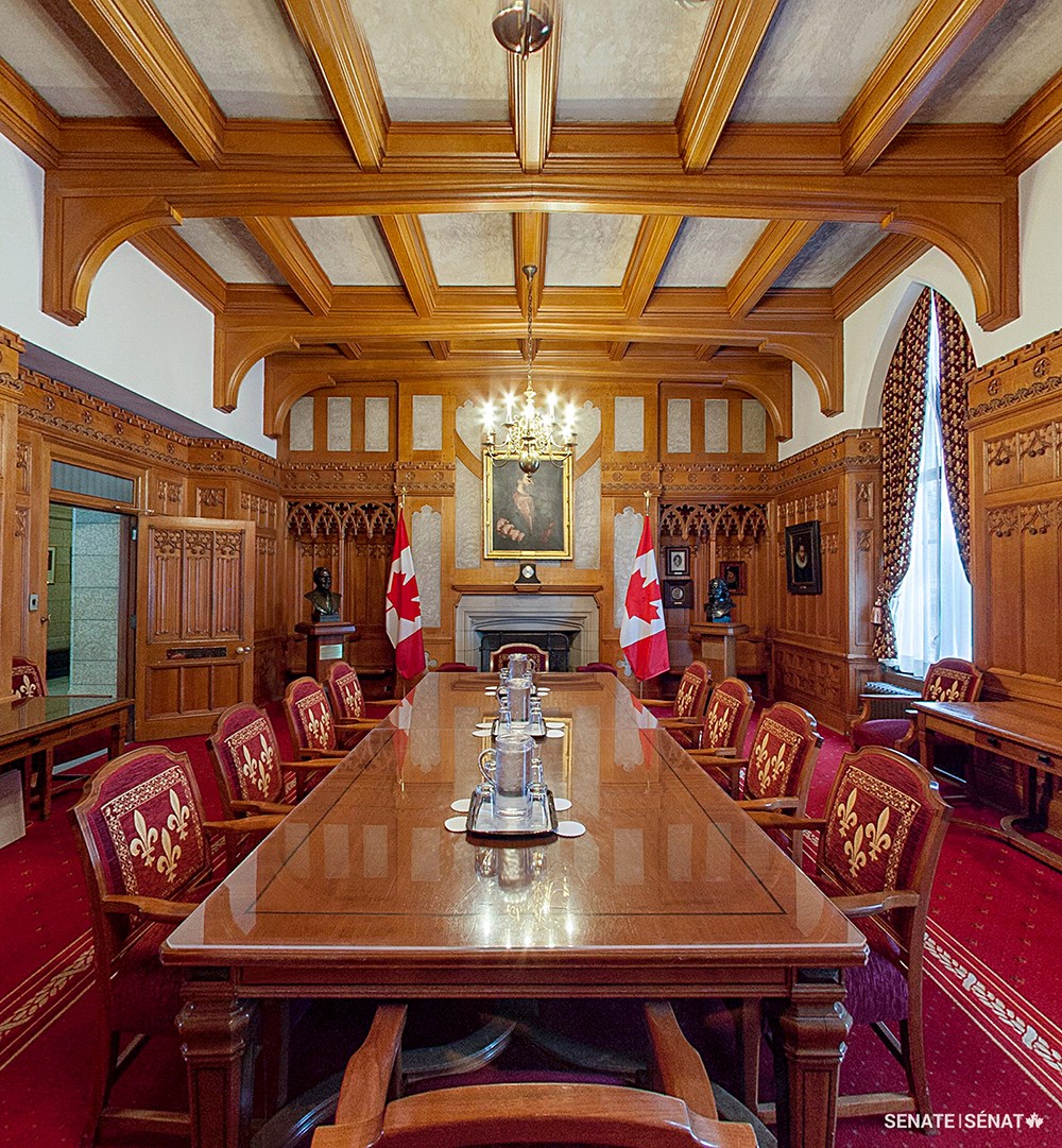 Portraits of the French kings who ruled New France from 1534 to 1763, and the royal symbols associated with them, are displayed in the Salon de la Francophonie, a meeting and reception room in Centre Block.